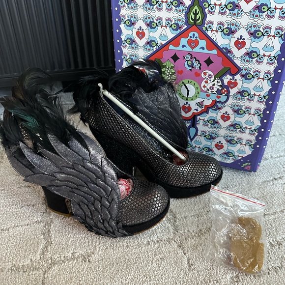 NIB Irregular Choice Black and Silver Feathered Heels - Picture 8 of 8